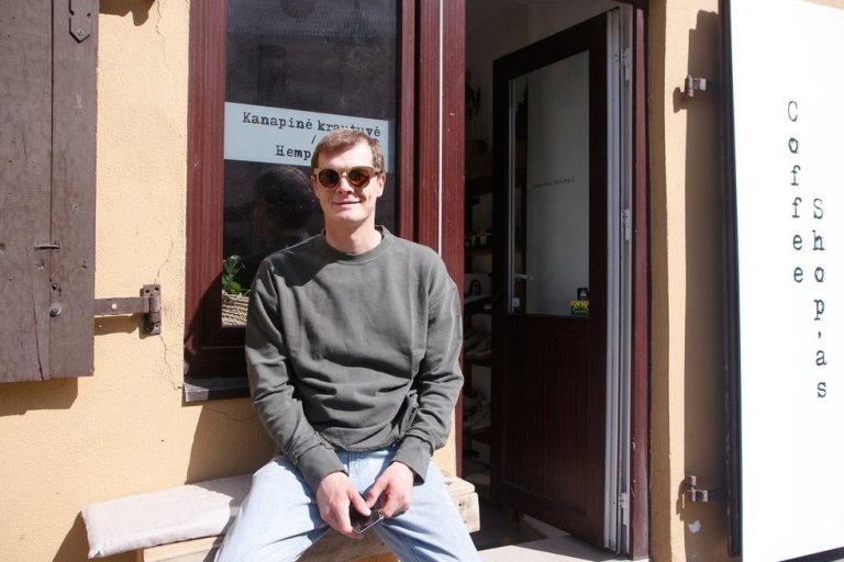 „Jei žiūrėtume įstatymų raidę, arbata prekiauti negalime, bet ja prekiavau, prekiauju ir prekiausiu. Jei kažkuri institucija nori su manimi pasiginčyti teisme šiuo klausimu – esu pasiruošęs“, - atvirai kalba kanapių auginimo pradininku save vadinantis Andrius Osadčis, užsiimantis kanapių produktų prekyba. Kanapių prekyba vyksta – niekas nepyksta