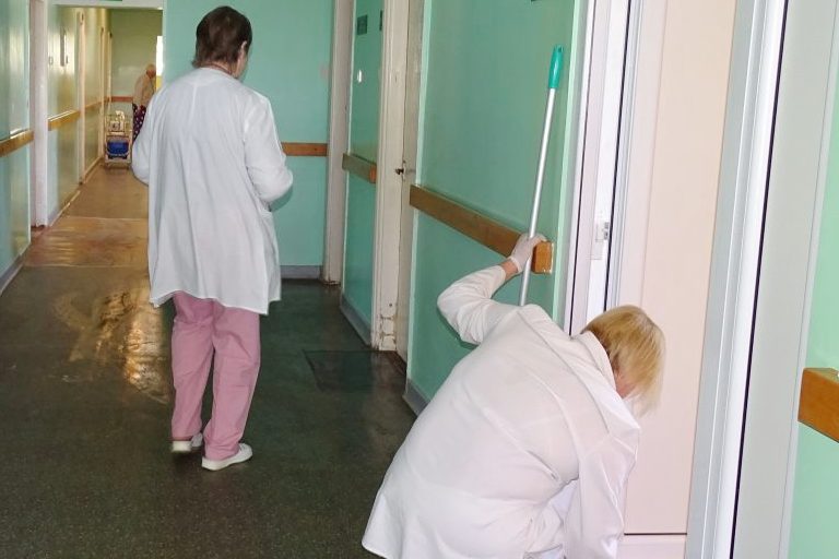 Medikų sąjūdžio atstovai teigia, kad sulaukia nemažai slaugytojų ir jų padėjėjų skambučių dėl to, kad šiems specialistams be jų tiesioginių pareigų liepiama dar ir pasirūpinti įstaigos švara. Pastebima, jog ir daugumoje darbo skelbimų slaugytojo padėjėjui yra nurodomas ir švaros palaikymas. Slaugytojo padėjėjau, marš valyti koridoriaus!