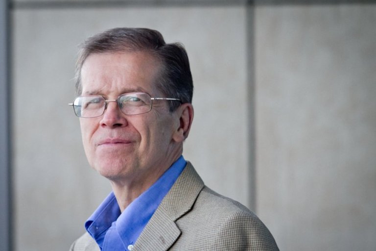 „Dauguma prezidentų nori išsaugoti savo politinį kapitalą. Tie vidaus ginčai kalbant apie mokesčius, pensijas, atlyginimus... Ką nors lengvai padarai ir viena grupė bus nepatenkinta. Staiga jie išsirikiuos galimai į priešų stovyklą“, - sako politikos apžvalgininkas Kęstutis Grinius. Kęstutis Girnius: „Valdantieji šovė sau į koją“