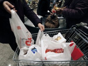 Per artimiausius penkerius metus 50 mikronų ir plonesnių maišelių vartojimą turime sumažinti iki devyniasdešimties maišelių vienam piliečiui per metus. Ministro kišenėje – pirkinių maišelis