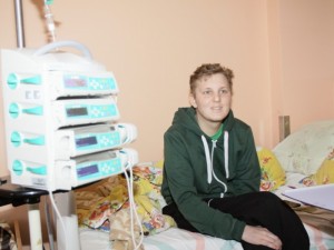 „Po chemoterapijos nenuplikau – kaip buvau garbanius, toks ir likau. Medikai sakė, jog yra nedidelė viltis, kad nenupliksiu – aš tuo ir tikėjau... Tik šviesūs antakiai iškrito, o dabar ataugo tamsūs. Daugelis sako, kad ligą įveikti galima, aš tuo tikiu“, - sako Justinas, jau paneigęs skeptiškiausias prognozes. Su vėžiu kovojantis vaikinas: mano gyvenime bus šviesesnių dienų