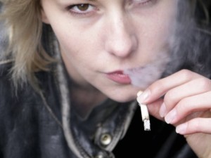 Parlamentarai siūlo ne tik drausti asmenims iki 18 metų rūkyti ar kitaip vartoti tabako gaminius, bet ir jų turėti. Vėl svarstys idėją uždrausti rūkyti nepilnamečiams