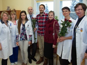 Liudo Andriušio nuotr. - (iš kairės) doc. I.Skarupskienė, slaugytoja A.Andriulionienė, gydytoja rezidentė L.Peleckaitė, prof. M.Jievaltas, pacientas su mama, gyd. R.Maslauskienė ir Nefrologijos klinikos vadovė prof. I.A.Bumblytė. Kauno klinikose – dar viena sėkminga inksto transplantacija iš gyvo donoro