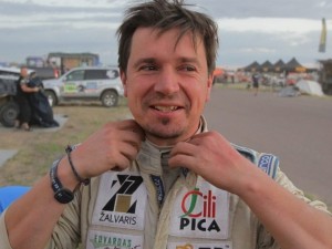 „Per tas dvi savaites buvo dienų, kai poilsiui turėjome vos pusantros ar dvi valandas, ilgiausia naktis buvo turbūt septynių valandų. Tačiau organizmas priprato, matyt, žmogaus galimybės yra tikrai sunkiai įvertinamos“, - pasakoja Antanas Juknevičius, kurį galima vadinti labiausiai patyrusiu Lietuvos atstovu Dakaro lenktynėse. Šiemet Dakare Antanui Juknevičiui vaistinėlės neprireikė