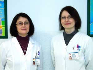 Daugiau apie retų ligų aktualijas, svarbiausius šiais metais laukiančius darbus ir sprendimus prof. M.Endzinienė (kairėje) papasakos bendro gydytojų susirinkimo metu kovo 6 d. 8 val. Kauno klinikų Didžiojoje auditorijoje. Dr. V.Ašmonienė supažindins su Genetikos ir molekulinės medicinos centro tikslais ir veikla. Tarptautinė retų ligų diena 2015: „Diena iš dienos, ranka rankon“