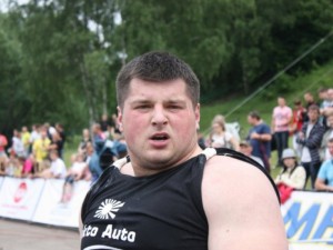 „Tiesa, kai pradėjau sportuoti, kamavo aukštas kraujospūdis, kurį aš ignoravau ir nesigydžiau. Šeimos gydytoja labai bardavo mane. Manau, tai yra viena priežasčių, kuri ir lėmė įvykusią nelaimę“, - apie ištikusio infarkto priežastis svarsto jėgos sporto atstovas Vilmantas Bliujus. Perspektyvaus galiūno karjerą nutraukė miokardo infarktas