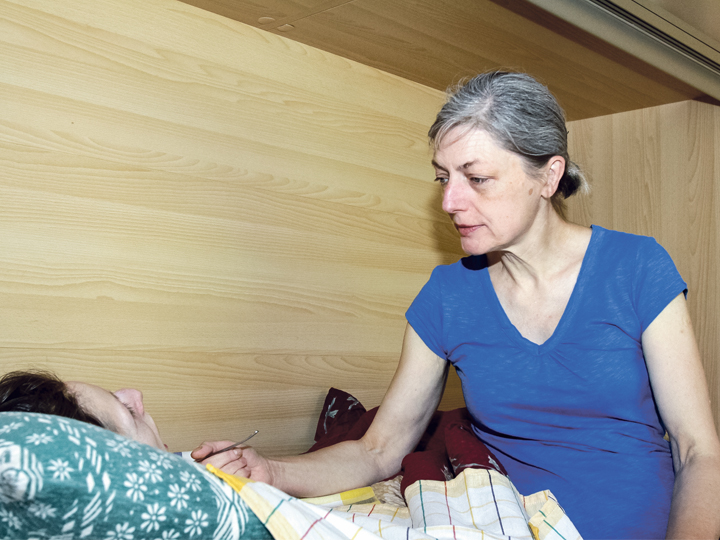 Vilniuje gyvenanti Skaistė Saudargaitė sunkios būklės sūnų Mangirdą prižiūri bemaž penkiolika metų Slaugytoją parai įpirks nebent milijonierius