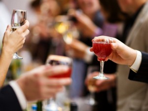 Apribojus alkoholio vartojimą, jaunuoliai nertų į nelegalią rinką