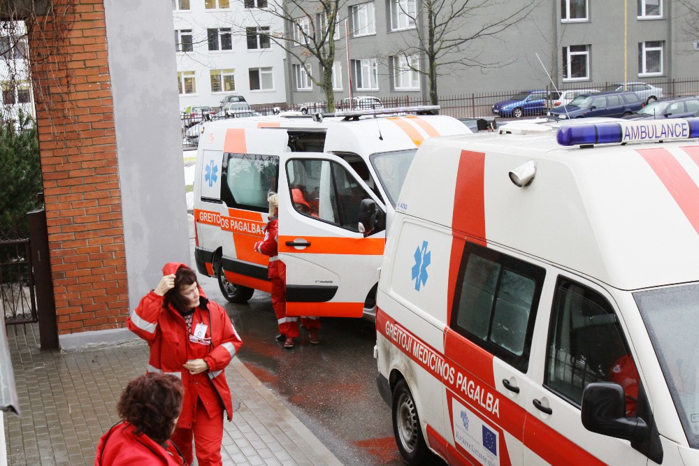 Vidaus reikalų ministerija planuoja, kad nuo 2019 metų turėtų likti vienintelis pagalbos numeris 112. Tačiau 76 proc. surengtos apklausos dalyvių pasisakė už numerio 033 išlikimą, kad galėtų tiesiogiai be tarpininkų prisiskambinti į greitosios medicinos pagalbos dispečerinę. Pagalbos iškvietimo numeriai toliau skaldo į dvi stovyklas