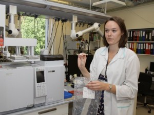 Nacionalinės visuomenės sveikatos priežiūros laboratorijos Chemijos tyrimų skyriaus chemijos specialistė Toma Vanagaitė sako, kad laboratorijoje galima ištirti oro taršą. Oras susiurbiamas į specialius maišus, po to ištiriamas bei atliekama kokybės analizė. Kaip išsirinkti ne tik saugius, bet ir sveikus namus?