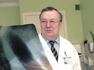 „Kai lietuvis ligonis pabėgo iš Šveicarijos ligoninės, paskambino iš Ženevos gydytojas ir iš karto pasakė: „Perduokit pacientui linkėjimus ir pasakykite, kad jei sugrįš į Šveicariją, jis tuoj pat bus izoliuotas vienutėje priverstinai, kadangi jis yra pavojingas visuomenei“,“ – pasakoja Kauno klinikų filialo Romainių tuberkuliozės ligoninės direktorius, gydytojas pulmonologas Algimantas Tarūta. Algimantas Tarūta: „Tuberkuliozė kai kuriems tapo naudinga liga“