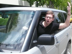 Karštomis vasaros dienomis vairuotojai dažnai greičiau susinervina ir tampa labiau pažeidžiami aplinkos dirgikliams, sumažėja jų dėmesingumas: sėdę prie vairo sunkiau susikaupia, dažniau pažeidžia eismo taisykles, juos labiau piktina kiti eismo dalyviai – visa tai kelia neigiamas emocijas keliuose. Psichologė pataria, kaip vasarą prie vairo neprarasti savitvardos