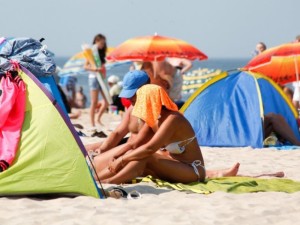 Tinkamiausias laikas poilsiui saulėje iki 11 valandos ryto, po pietų - nuo 16 val. Stenkitės būti pavėsyje, venkite didelių fizinių krūvių. Atsargiai: karštis atakuoja sveikatą!