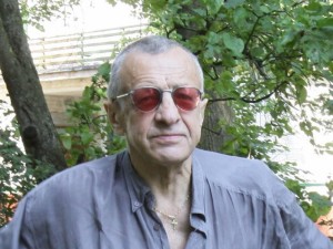 Po stuburo traumos aktoriaus Romualdo Ramanausko gyvenimas pasikeitė neatpažįstamai – jam nelengva atlikti daugelį darbų ir veiksmų. Stuburą susižeidęs aktorius R.Ramanauskas: „Be lazdos nedrąsu“
