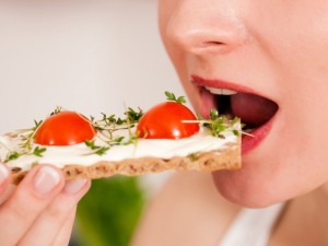 Į Lietuvos gyventojų labiausiai vartojamų maisto produktų penketuką patenka duona, aliejus, balta duona, šviežios daržovės ir švieži vaisiai. Tyrimas: jaunimas valgo įvairiau, o vyresni – sveikiau
