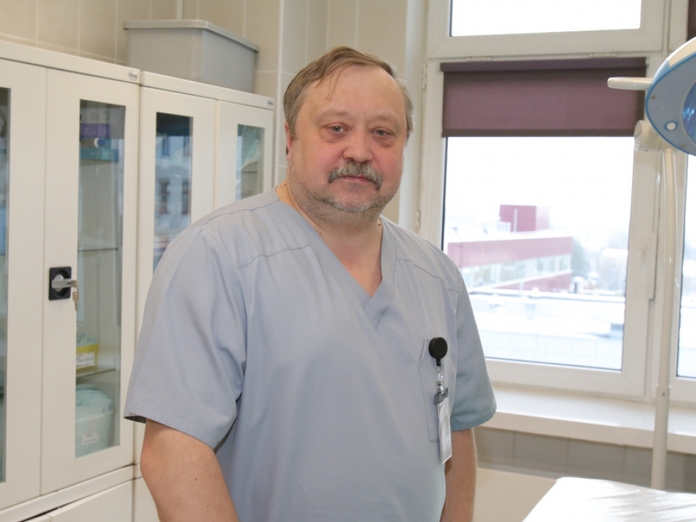 „Keistos ir neteisingos, – sako doc. Vitalijus Sokolovas, - šiandien tapo savokos „pigesnė medicina“ ar „pigesni vaistai“. Štai mes, chirurgai, naudojam pačius pigiausius siūlus. Esam priversti naudoti, nes kitokių operacinėje nėra.