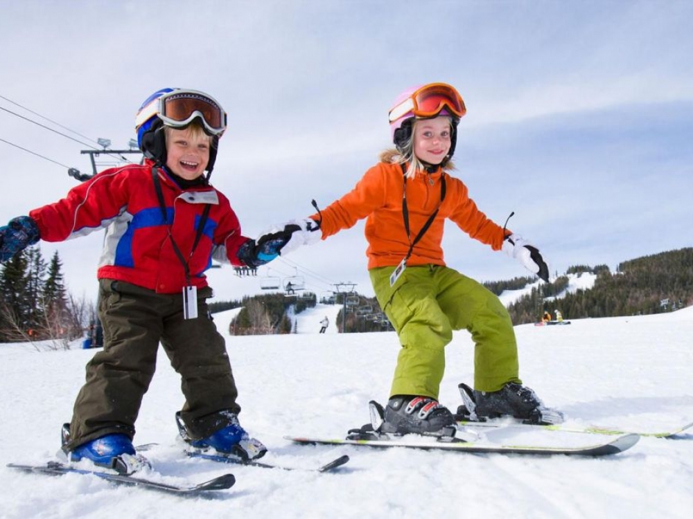 Instruktoriai pataria, vaikus slidinėti mokyti nuo trejų ketverių metų amžiaus. Čiuožti su snieglentėmis mokytis pradedama dar šiek tiek vėliu – penkerių septynerių metų amžiaus.