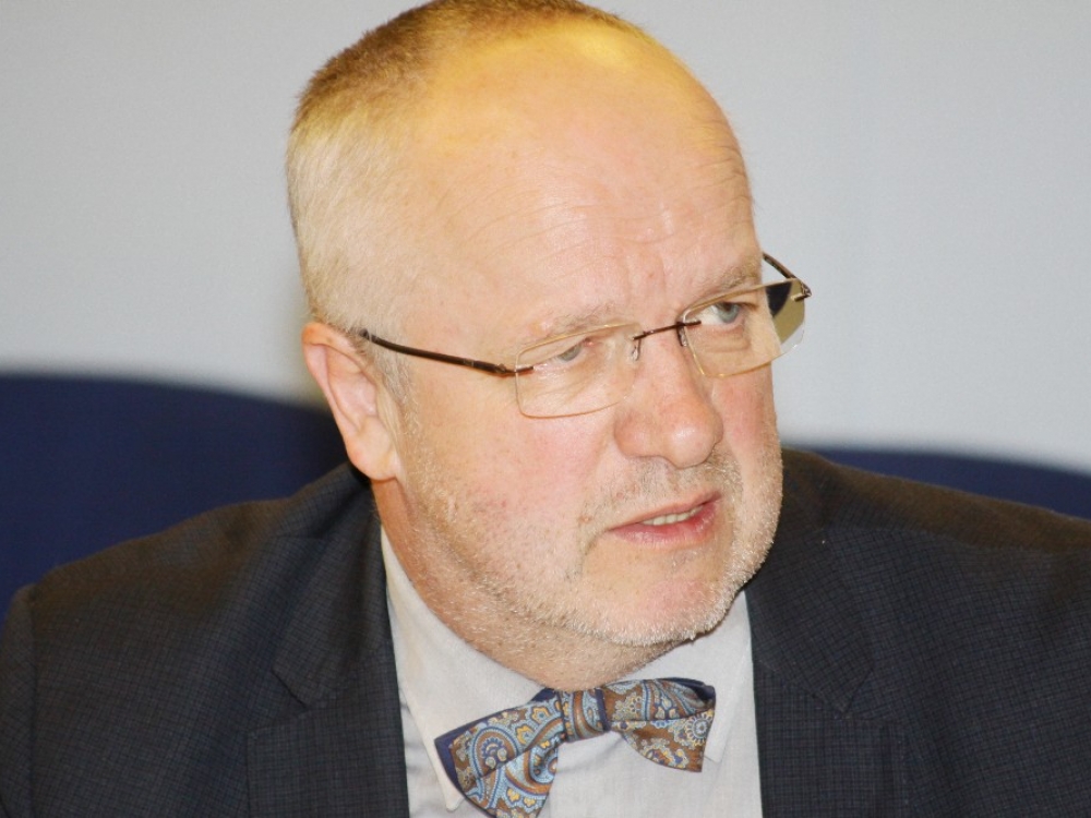 „Skaidrumo sumažės, nes nebus vieno atsakingo žmogaus už ligoninės darbą. Dabar tai yra direktorius. „Valstiečiai“ vietoje vieno direktoriaus dabar siūlo įdarbinti penkis. Be to, šiuo metu veikiančios stebėtojų tarybos taip pat gali vertinti įstaigos vadovo darbą. Ir jos dirba nemokamai, atstovauja visas interesų puses – steigėjus, pacientus, medikus“, - teigia Juozas Olekas.