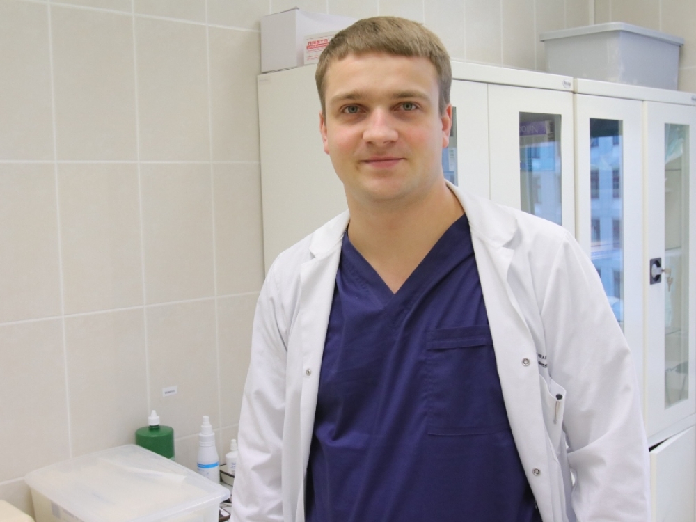 „Yra šalių, kur etapinės kompetencijos sėkmingai įdiegtos, tačiau yra tokių, kur rezidentai sėkmingai ruošiami ir be to. Toks modelis – vienas kelių, kuriuo galima eiti, bet tai nėra panacėja“, - sako VUL Santaros klinikų vyresnysis pilvo chirurgijos gydytojas rezidentas, naujasis VU MF Rezidentų tarybos pirmininkas Augustinas Baušys.