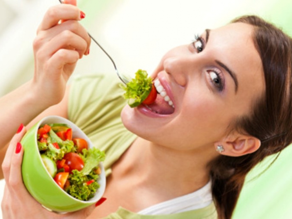 Dietologai rekomenduoja valgyti mažesnėmis porcijomis, nepersivalgyti, išlaikyti tarpus tarp valgymų.
