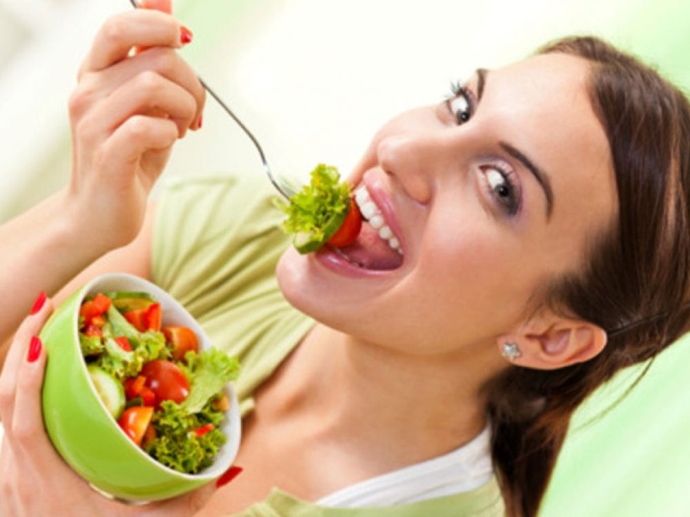 Dietologai rekomenduoja valgyti mažesnėmis porcijomis, nepersivalgyti, išlaikyti tarpus tarp valgymų.
