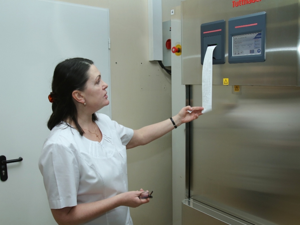 Pasak sterilizacinės vyriausiosios bendrosios praktikos slaugytojos Irinos Pogorilo, pasibaigus ciklui, kuris trunka 90 minučių, pirmiausia peržvelgiama ciklo ataskaita, kad būtų įsitikinta, jog viskas praėjo sklandžiai. Po to seka kiti patikrinimai, garantuojantys įrankių sterilumą.