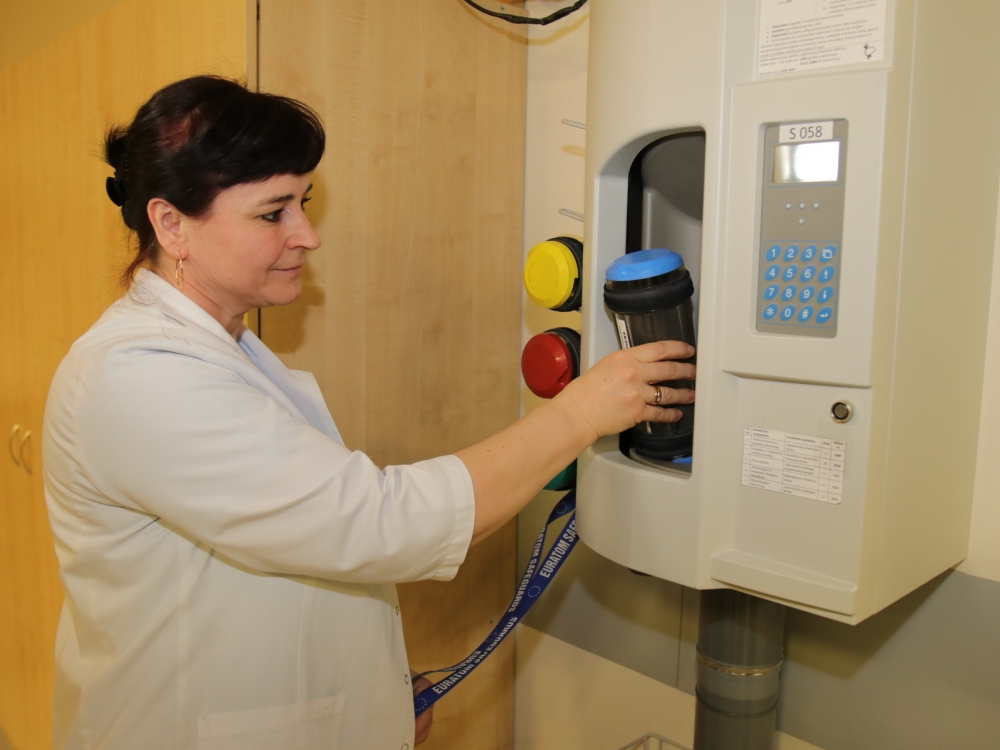 Jei anksčiau iš vieno taško į kitą mėgintuvėliams su tyrimais ar vaistams transportuoti darbuotojai tuneliais sukardavo kilometrus, dabar speciali kapsulė tikslą pasiekia per kelias minutes. Jos greitis siekia penkis šešis metrus per sekundę. Tai yra keletą kartų greičiau, nei neštų žmogus. 
