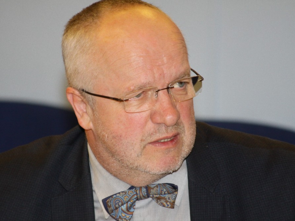 „Turėjau galimybę ministro tiesiogiai paklausti: „Kaip jūs matote, kokia bus Ignalinos ligoninė po pertvarkos?“ Ir jis negalėjo atsakyti. Tepasakė, kad vos ne meras, regioninė taryba turi tartis: kaip jie susitars, taip susitars. Ar toks turi būti sveikatos apsaugos ministro atsakymas?“, - svarsto Seimo narys Juozas Olekas. 