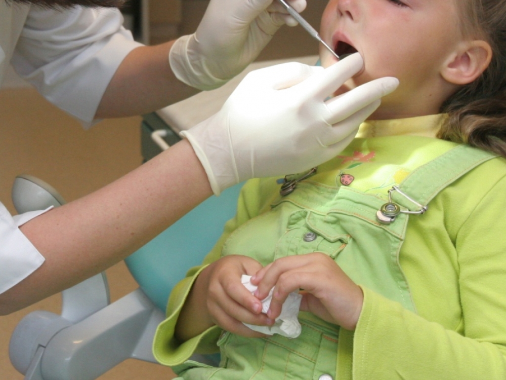 Gydytojai apgailestauja, kad tarp tėvų vis dar gaji nuomonė, jog už vaiko burnos sveikatą yra atsakingi odontologai.