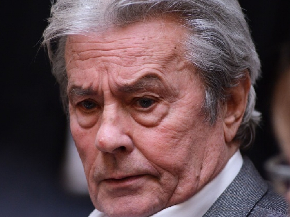 Prancūzijos kino grandas Alainas Delonas kol kas atsisako kalbėti apie sveikatos problemas, tačiau tik laiko klausimas, kada šias problemas teks pripažinti viešai. Tai padaryti A.Delonui, kuris visą gyvenimą įkūnijo vyriškumo idealą, pasak užsienio žiniasklaidos, gali būti labai sunku.