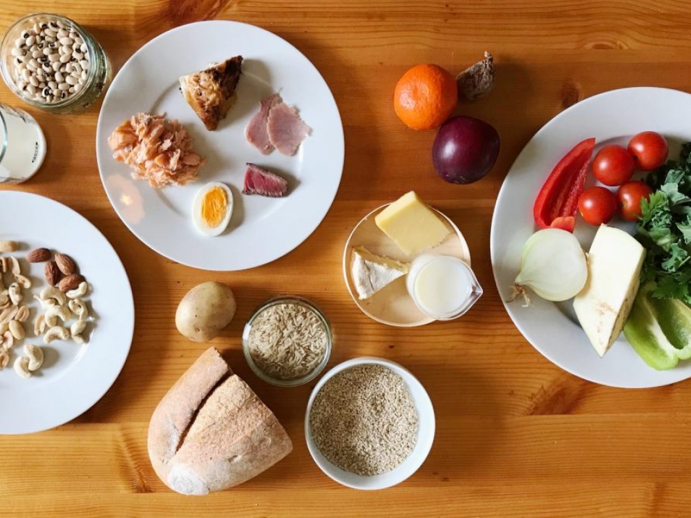 Planetinė sveikatos dieta labiausiai akcentuoja daržoves, vaisius bei viso grūdo produktus, tačiau priduriama, kad jie turėtų sudaryti pagrindą viso valgomo maisto, t. y. būtų valgomi kasdien ir gana dideliais kiekiais.
