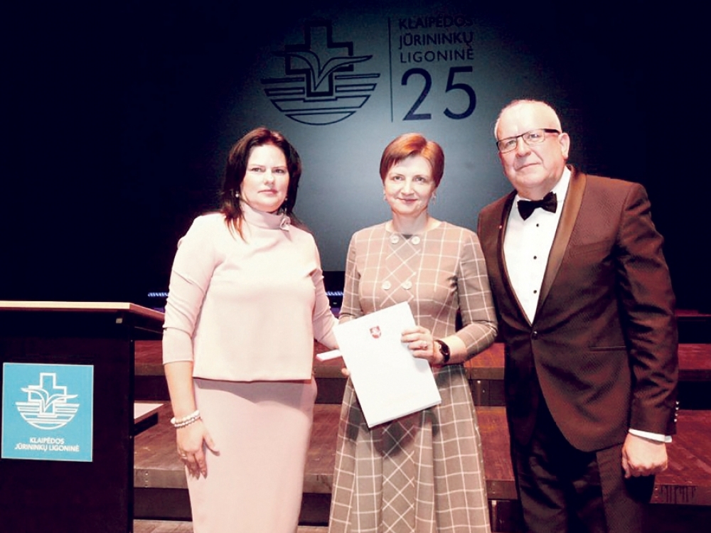 Nusipelniusio gydytojos vardas suteiktas Onkohematologijos skyriaus vedėjai Ligitai Malciūtei (viduryje). Nuotr. - Klaipėdos jūrininkų ligoninės vadovas dr. Jonas Sąlyga ir Sveikatos apsaugos ministerijos kanclerė Odeta Vitkūnienė. 