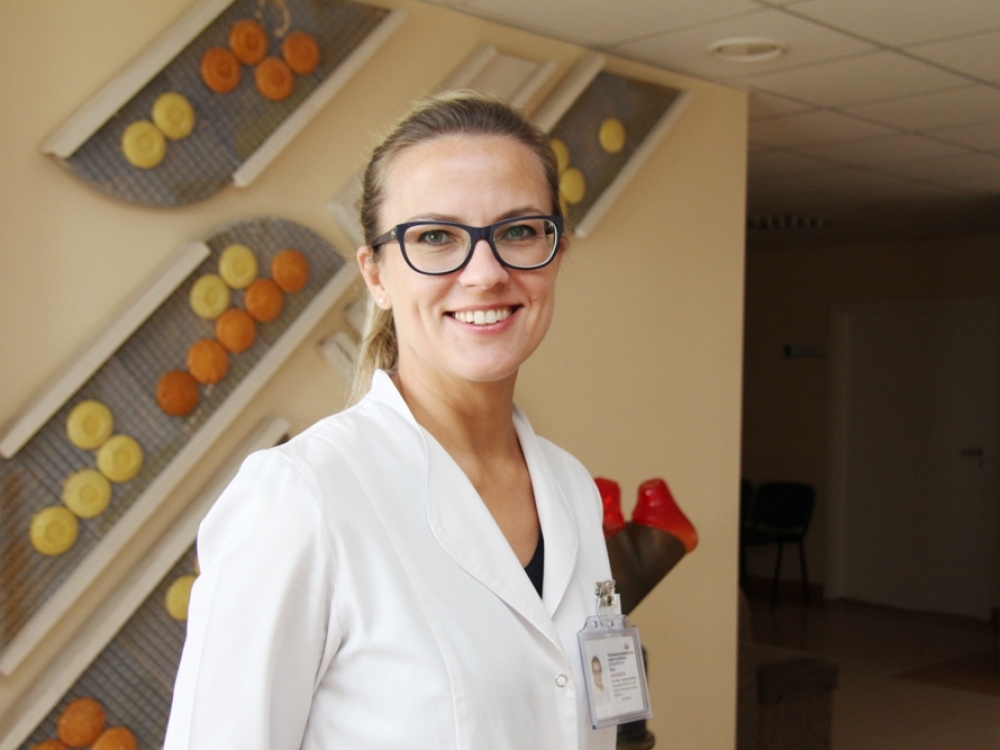 „Operacijoms ar intervencinėms procedūrom atlikti reikia ne tik kruopštaus gydytojo darbo, įgūdžių, bet neretai ir pajautimo, kada ir kurioje vietoje sustoti, nepersistengti, kad nebūtų pakenkta pacientui. Kai kurių dalykų neišmokstama iš knygų, jie atsiranda su patyrimu“, - sako Klaipėdos jūrininkų ligoninės II kardiologijos skyriaus vedėja, gydytoja kardiologė dr. Rūta Raugelienė.