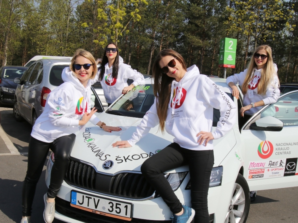 Pirmą kartą „Moterų ralyje“ dalyvavusi Nacionalinio kraujo centro merginų komanda sako, jog tokios progos skleisti neatlygintinos kraujo donorystės idėjas neatsisakys ir kitąmet. Komandos narės Agnė Kaminskienė, Ieva Linkevičiūtė, Edita Urbonienė, Skaistė Marija Gailiušytė.