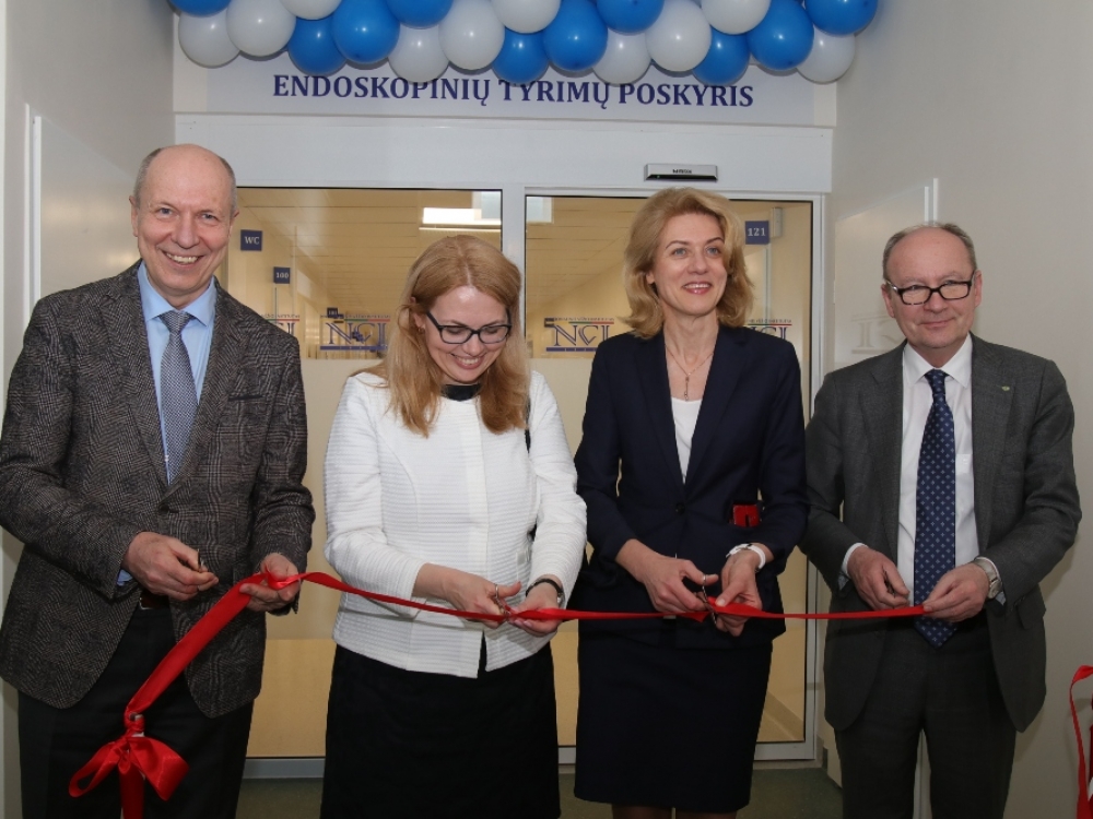 Nuotr. (iš kairės): VUL SK generalinis direktorius prof. dr. Feliksas Jankevičius, sveikatos apsaugos viceministrė Kristina Garuolienė, Nacionalinio vėžio instituto laikinoji vadovė prof. Sonata Jarmalaitė ir švietimo, mokslo ir sporto viceministras Valdemaras Razuma.