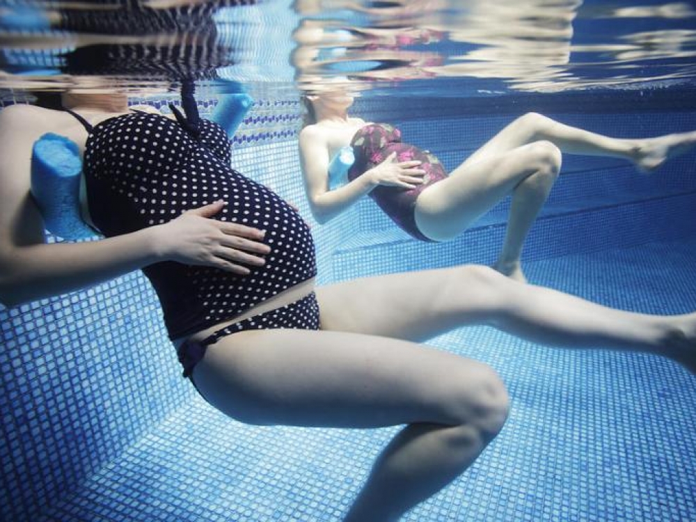 Mankšta vandenyje - viena saugiausių fizinio aktyvumo formų nėščiajai. Dėl specifinių vandens savybių kūno raumenims tenka išlaikyti 50 procentų mažiau svorio nei įprastai.