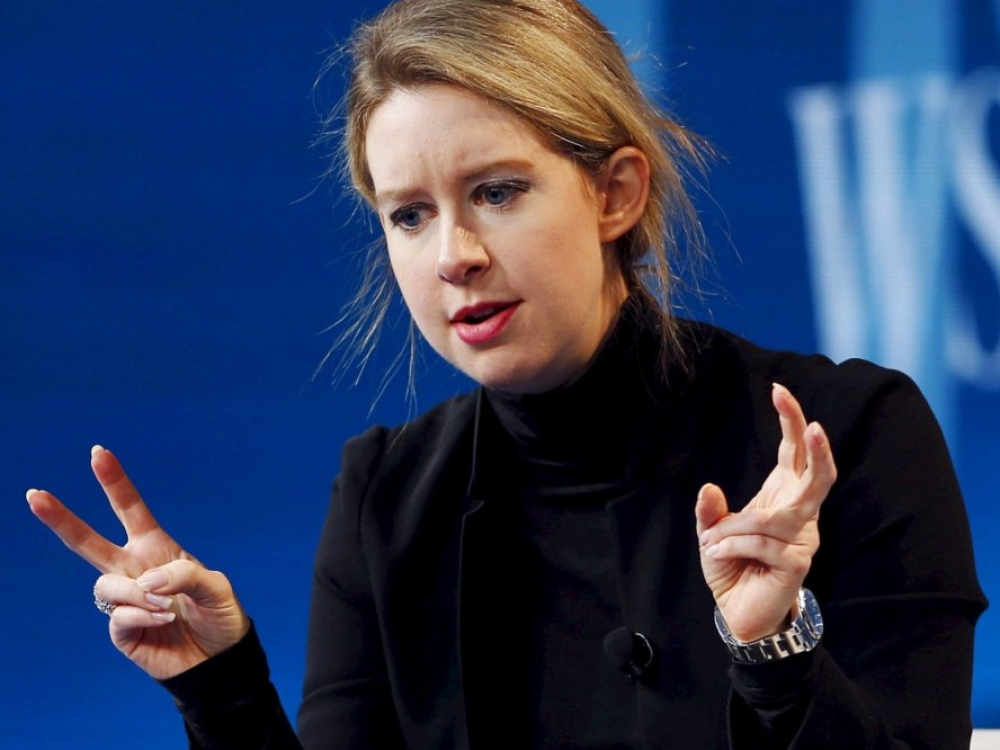 Milijardinės vertės bendrovė „Theranos“, siekusi amžiams pakeisti medicinos pramonę, šiandien pasmerkta myriop, o jos įkūrėja Elizabeth Holmes už grotų gali būti pasiųsta 20-čiai metų.