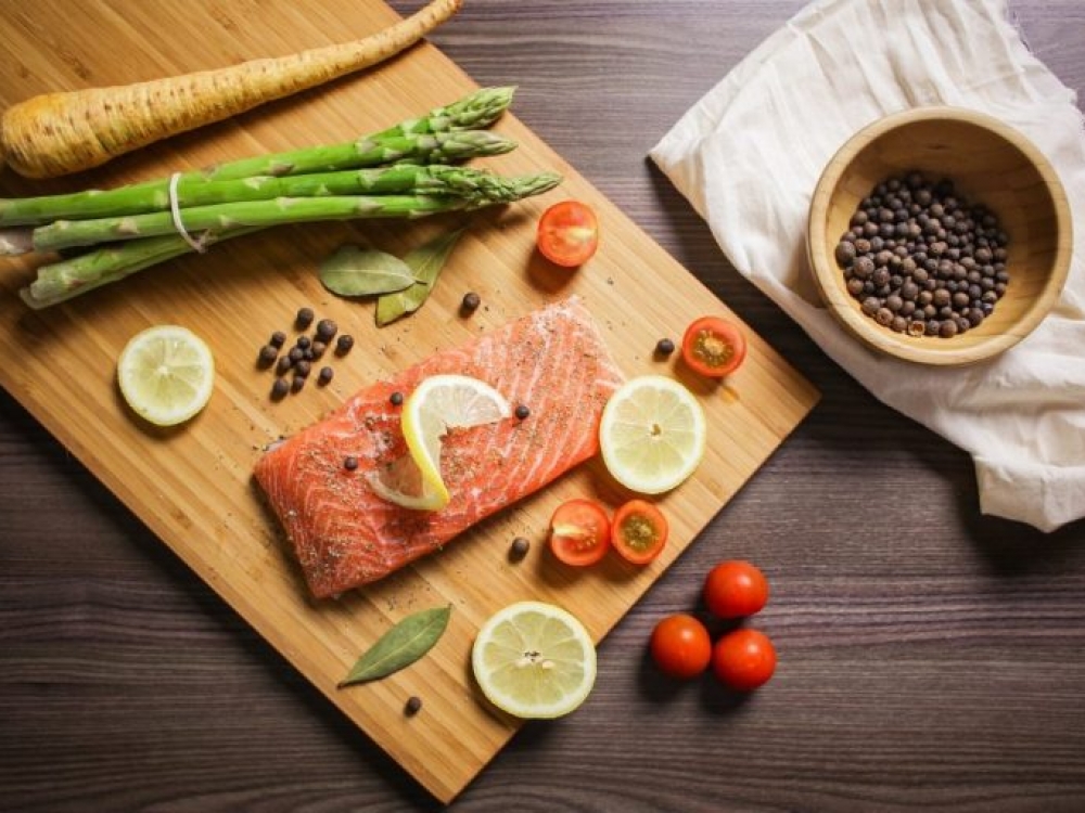 Laikantis cholesterolį mažinančios dietos reiktų į racioną įtraukti riebios žuvies (silpnai sūdytos silkės, skumbrės, sardinės, vaivorykštinio upėtakio, lašišos). Jos valgyti užtektų bent du kartus per savaitę.