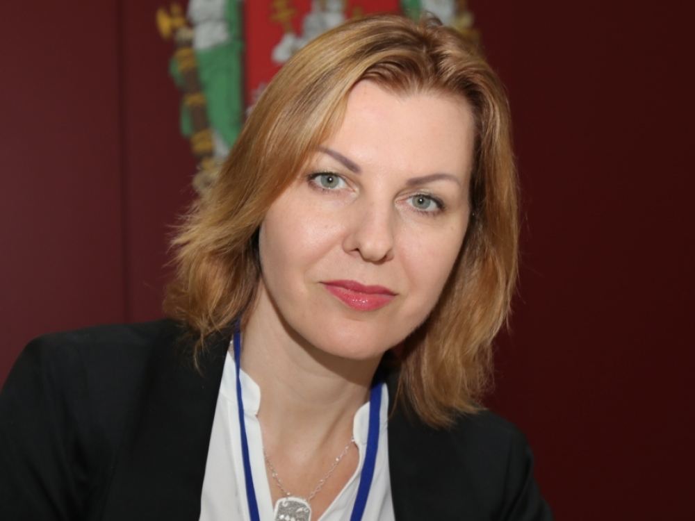 „Aišku, net kalbos nėra, kad pasinėrus į visuomeninę veiklą, ar politiką, kaip pavadinsi, yra nemažai rutininio darbo: posėdžių metu tarybai tenka priimti sprendimus dėl socialinio būsto klausimų, tvirtinti reglamentus, centrinei valdžiai pakeitus vieną ar kitą įstatymą jo nuostatas. Bet yra ir daug kūrybos, polėkio, siekiamybės“, - sako Vilniaus miesto savivaldybėje pradėjusi dirbti Donalda Meiželytė.