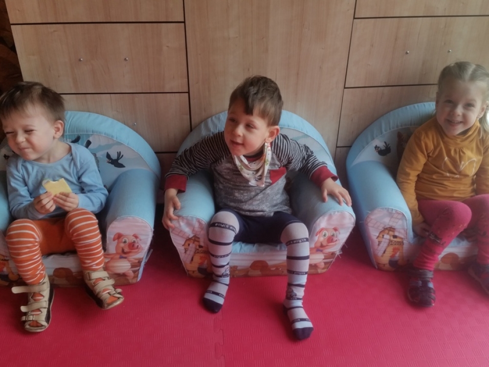 Ankstukais gimę Vytis, Jokūbas ir Evita neišvengė neišnešiotukų  liga vadinamos naujagimių retinopatijos. Pasak jų mamos, dviems vaikams ji išgydyta, o trečiojo tikrąją regos padėtį galės įvardyti tik pats berniukas, kai ūgtels.