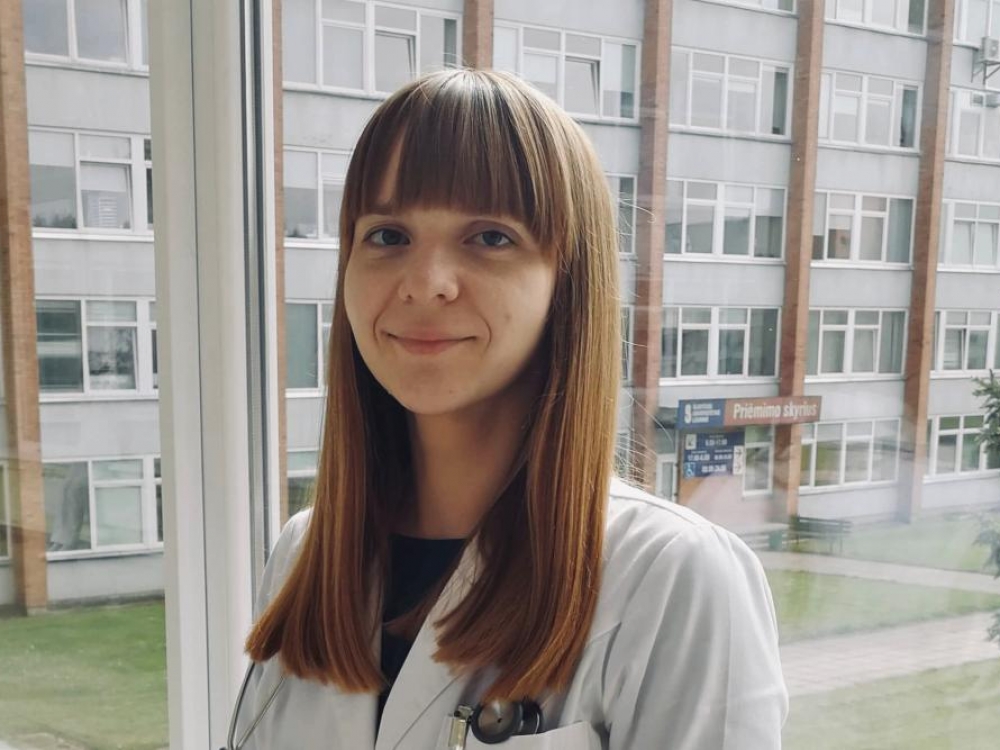  „Matau, kaip svarbu, kad gydytojas ir pacientas atrastų tarpusavio ryšį. Vieniems reikia švelnesnio – palaikančio už rankos, kitam griežtesnio, kuris viską konkrečiai išdėstytų, be jokių papildomų gražbylysčių, todėl visada savo pacientus drąsinu ieškoti savo gydytojo“, - sako Klaipėdos universitetinės ligoninės Vidaus ligų skyriaus gydytoja Ieva Šileikienė.