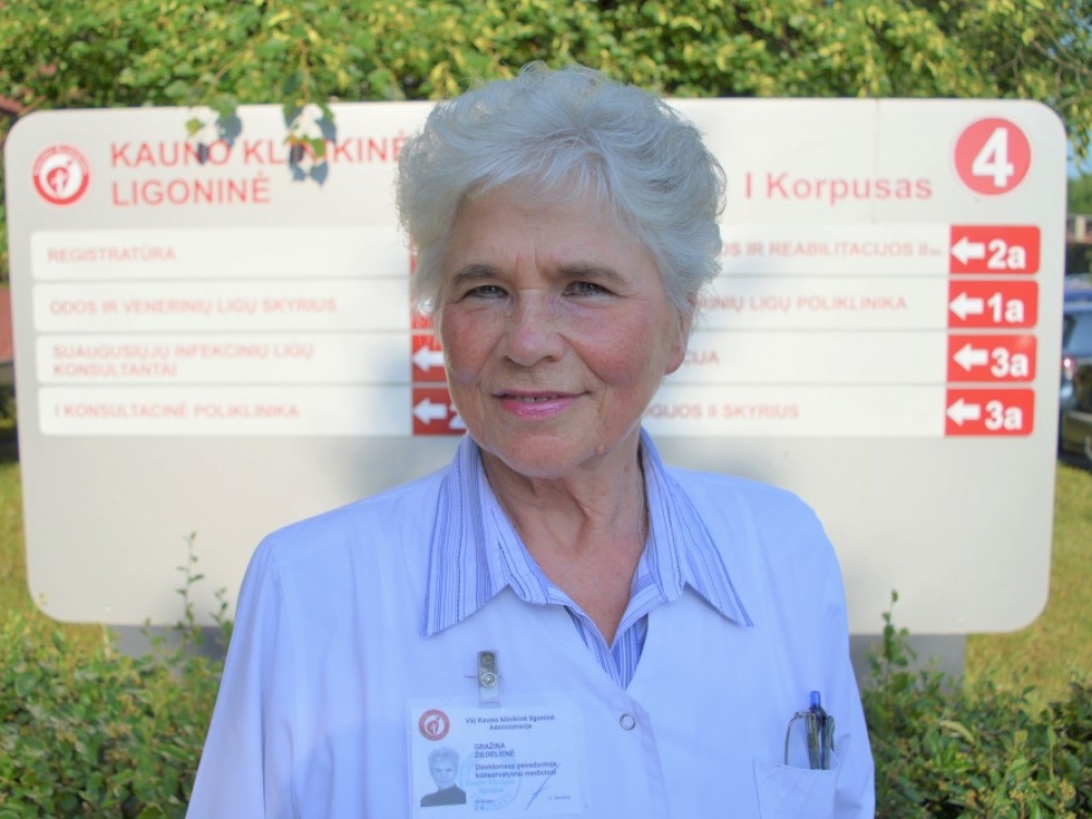 „Būsiu gal nepopuliari, bet manau, kad po studijų, kurias finansuoja valstybė, medikas kelerius metus turėtų padirbėti savo šalyje. Paskui, žinoma, žmogus laisvas rinktis, kur jam gyventi ir dirbti“, - sako Kauno klinikinės ligoninės direktorė medicinai Gražina Žiedelienė.