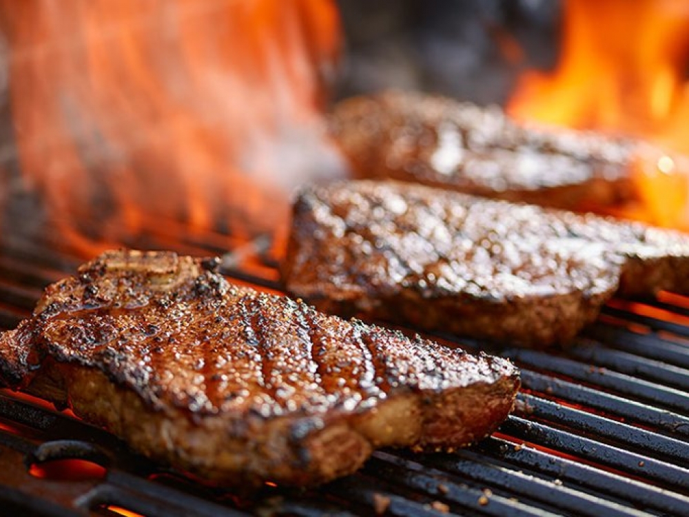 Daugiausiai kancerogenų susidaro, kai aukštoje temperatūroje yra kepama riebi mėsa, o tirpstantys ir lašantys riebalai dar labiau padidina kepimo temperatūrą.