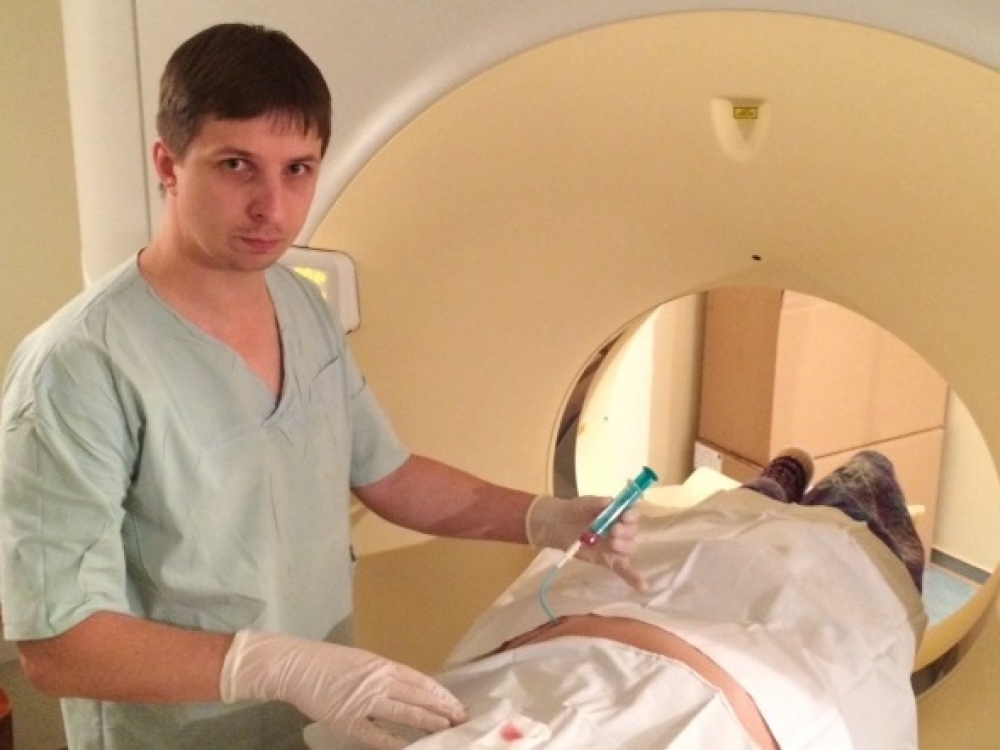 „Kalbant apie mediciną pasauliniu mastu, mes kol įvažiuojame, vėluojame apie dešimt-penkiolika metų. Vis bandome aiškintis, verta įsileisti naujoves ar ne“, - Panevėžio ligoninės intervencinės radiologijos gydytojas Aurimas Mačionis, dirbantis ir Nacionaliniame vėžio institute.