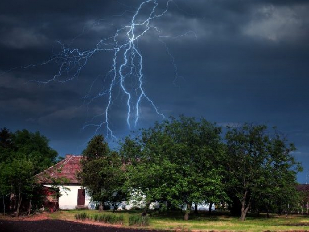 Trenkus žaibui silpnesnę elektros energijos iškrovą žmogus gauna, jei dėvi šlapius drabužius. Mat tuomet jis tampa geru laidininku ir dalis elektros krūvio nukeliauja į žemę.