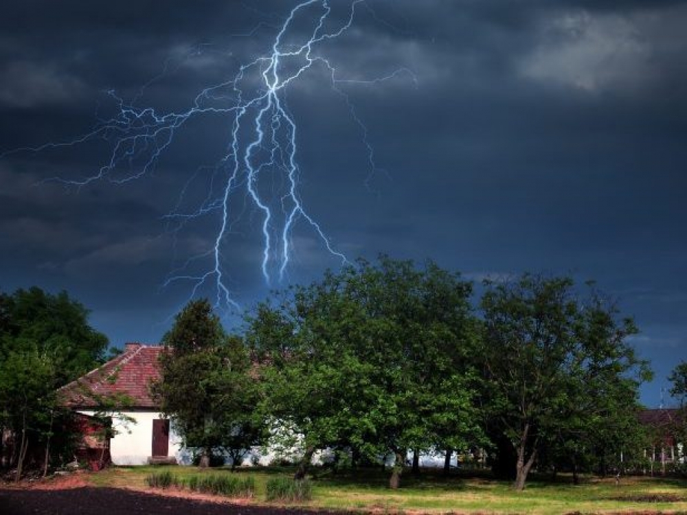 Trenkus žaibui silpnesnę elektros energijos iškrovą žmogus gauna, jei dėvi šlapius drabužius. Mat tuomet jis tampa geru laidininku ir dalis elektros krūvio nukeliauja į žemę.