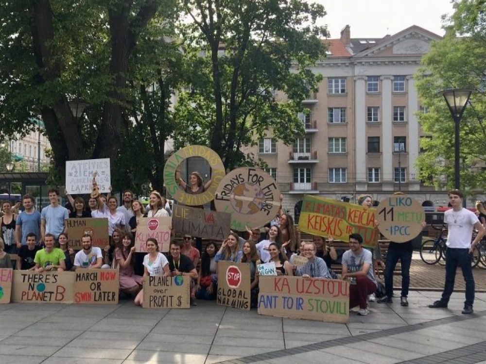 Švedės Gretos Thunberg inicijuotas judėjimas „Fridays for future“ visų pirma siekia atkreipti aplinkosaugos politiką formuojančių pagrindinių valdžios institucijų dėmesį. Vilniuje susibūrę jaunuoliai orientuojasi ir į visuomenę, todėl protestams pasirinktas vilniečių traukos centras - Kudirkos aikštė.