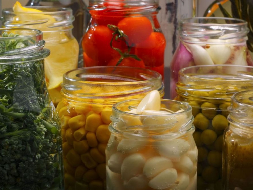 Rauginti produktai, priešingai nei geras vynas, su laiku perrūgsta, juose apsigyventi gali ir blogųjų bakterijų. Karstelėjęs skonis išduoda, kad jų galiojimo laikas jau pasibaigė.