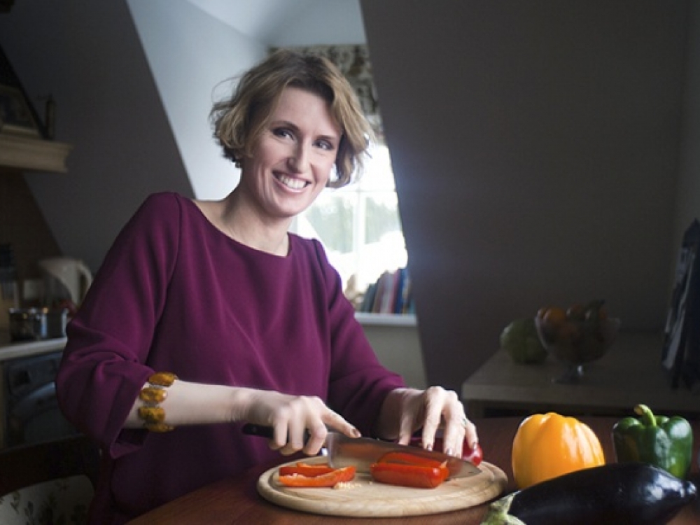 Studijos „Sulieknėk sveikai“ vadovė Vaida Kurpienė tikina, kas sveikatai pakenkti galima tuomet, kai iš meniu išimama mėsa, žuvis, kiaušiniai, o visa kita lieka kaip buvę. Tačiau jei mityba pertvarkoma iš esmės - valgoma daugiau daržovių, ankštiniai produktų - tada problemų neturėtų kilti.