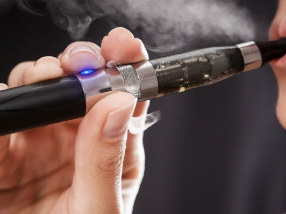Įgyvendinus Seimo Sveikatos reikalų komiteto siūlomus pakeitimus, asmenims iki 18 metų amžiaus turėti ir vartoti elektronines cigaretes būtų griežtai draudžiama.